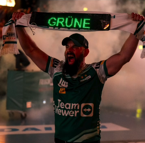Fan mit leuchtendem ESCARF im Stadion